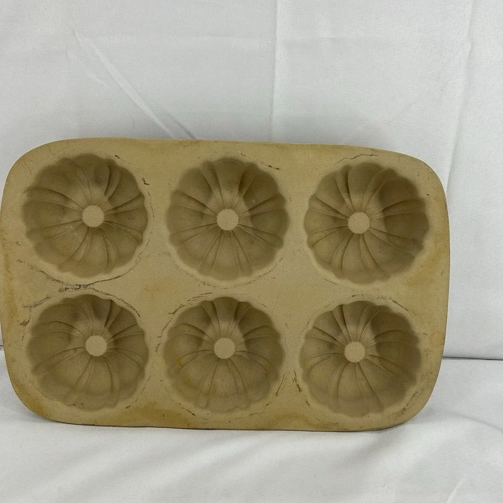 Pampered Chef Stoneware Mini Fluted Bundt Pan Family Heritage Classic